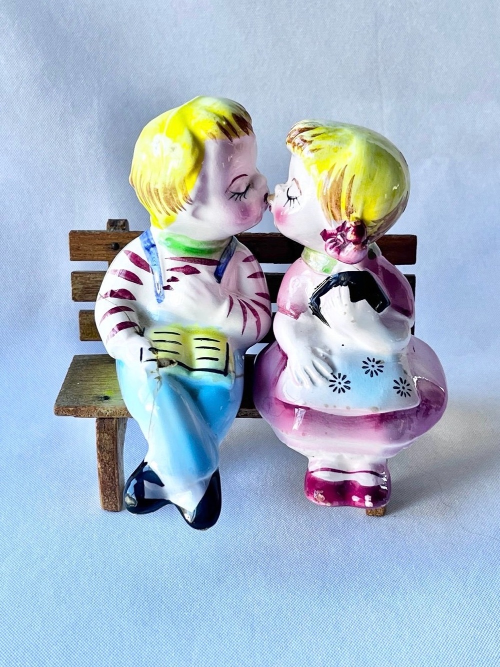 Mid-Century 3-Piece Salt Pepper Shakers Girl Boy Kissing Japan Vtg Shelf Sitters
